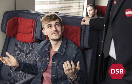 Ung mand og togfører i DSB tog